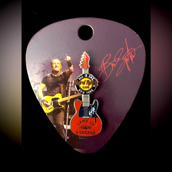 HARD ROCK CAFE MLB YANKEE STADIUM BRUCE SPRINGSTEEN NY SIGNATURE GUITAR LE PIN - Picture 1 of 5